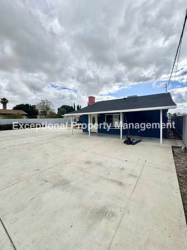 Foto del edificio - 8047 Laurel Ave