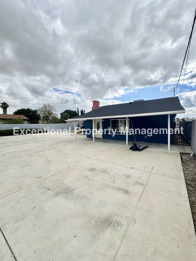 Building Photo - 8047 Laurel Ave