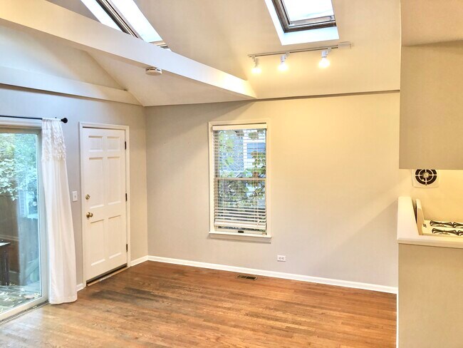 Building Photo - 2233 N Janssen Ave