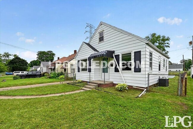 Building Photo - 3540 Bellevue Rd