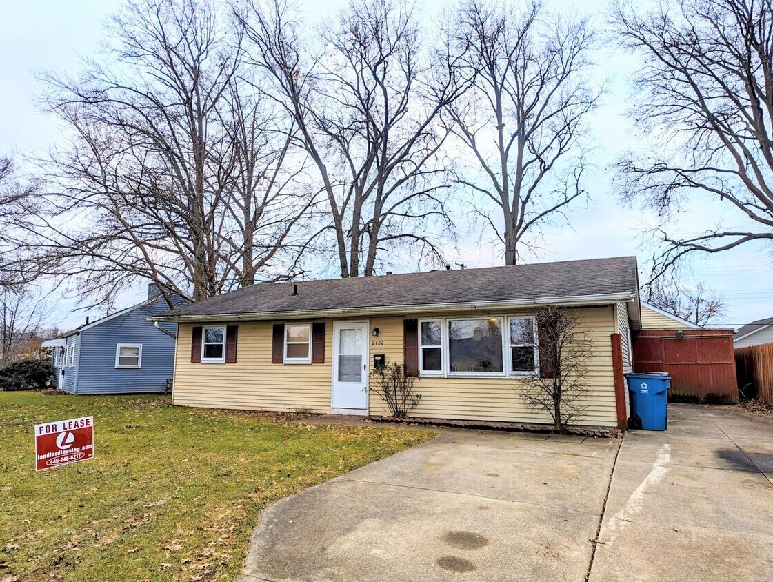 Foto principal - Charming 4-Bedroom Ranch with Modern Updat...