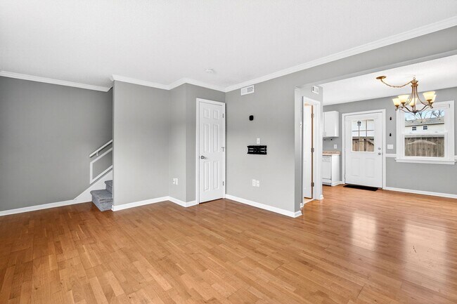 Building Photo - Quiet Retreat, Prime Location!