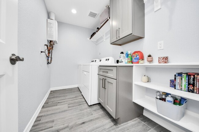 Building Photo - 834 Ellington St