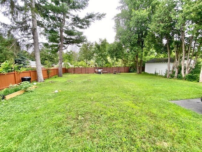 Building Photo - 2 Bedroom House South Burlington Available...