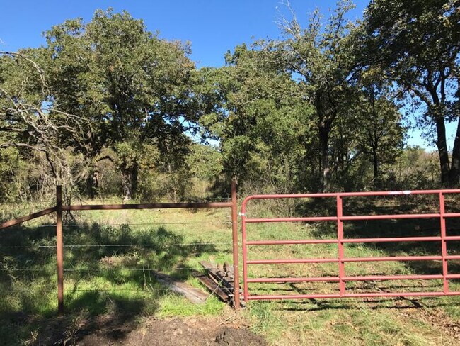 Foto del edificio - Cute and Cozy Country Charmer on 1 Acre wi...