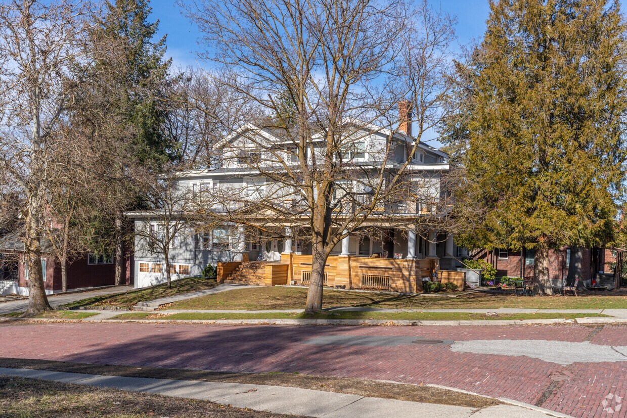 Primary Photo - 1204 W 8th Ave