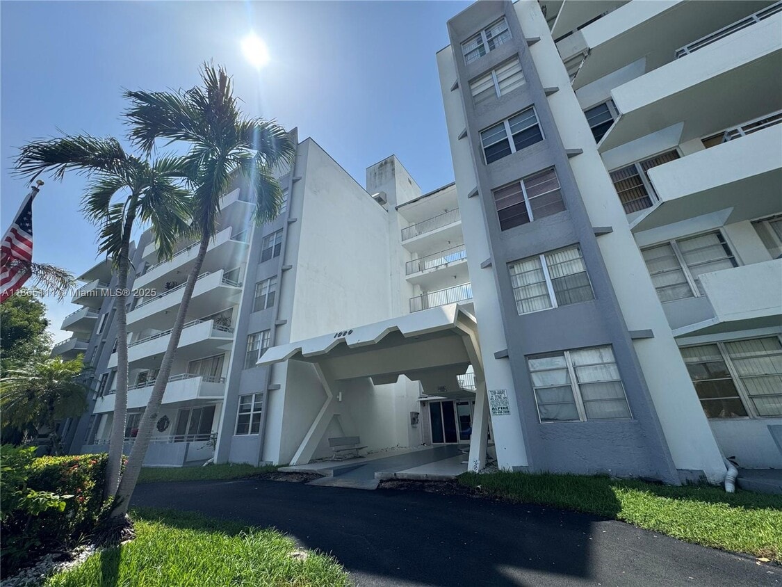 Foto principal - 1080 94th St