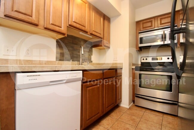 Building Photo - 1810 E Blacklidge Dr