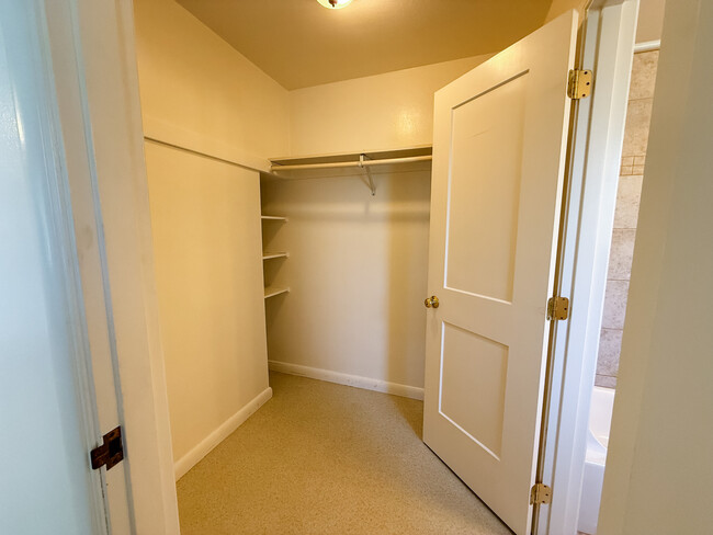 Vestidor - Brentwood Apartments