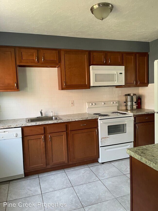Foto del edificio - 4 br, 1 bath House - 19500 Pasnow Ave