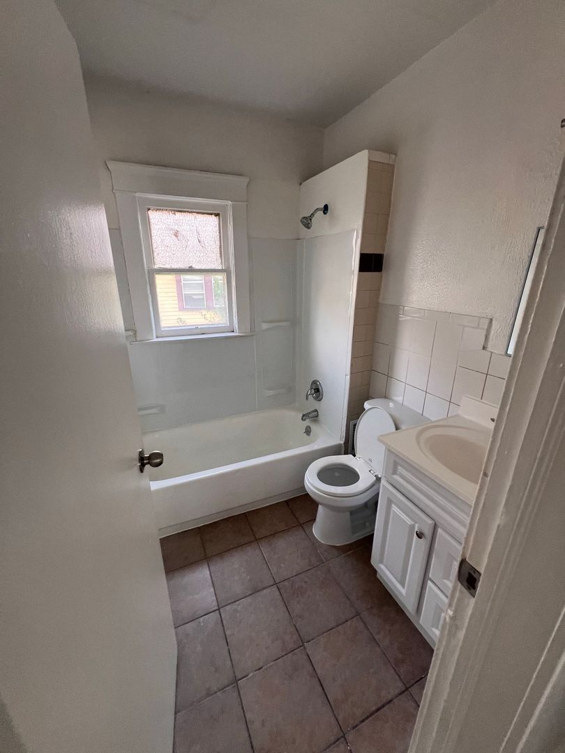 444 E 124th St Cleveland, OH 44108 – photo 3
