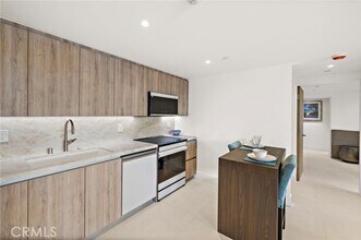 Building Photo - 200 Alta Vista Way