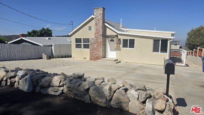 Building Photo - 10323 Samoa Ave