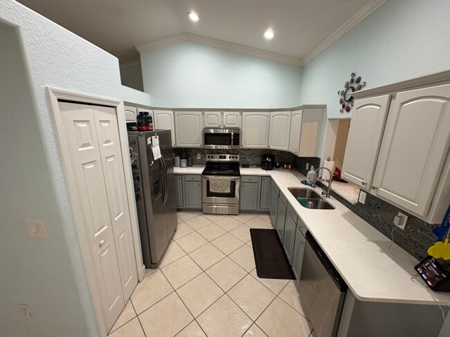 Building Photo - 7704 San Carlos Dr