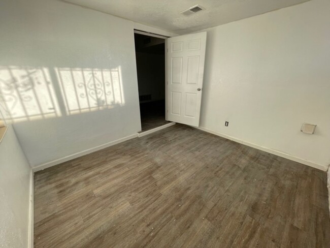 Building Photo - 812 Ortiz Dr SE