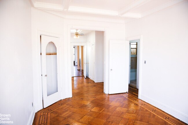 Building Photo - Bright and Spacious Crown Heights Apt.