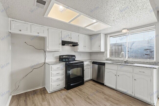 Building Photo - 304 Candlewood Ln