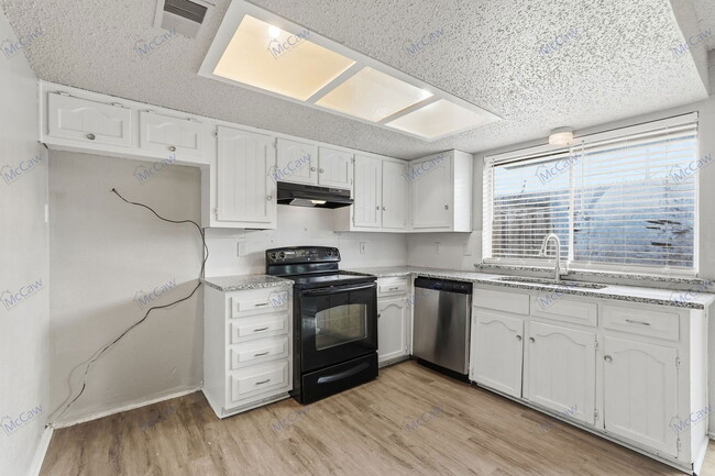 Foto del edificio - 304 Candlewood Ln