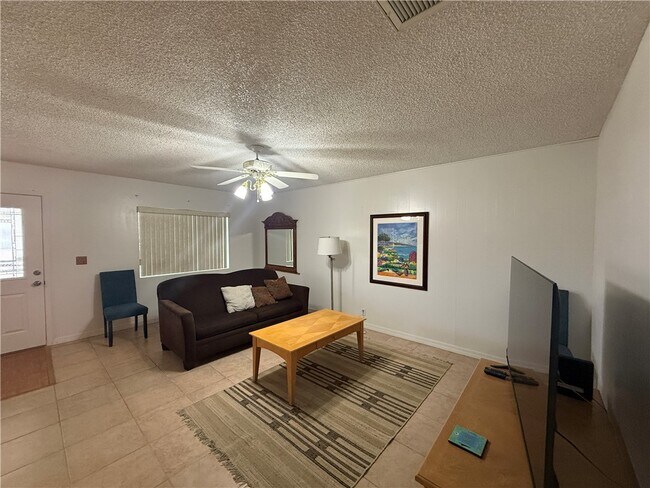 Foto del edificio - 2545 Kemp Ave