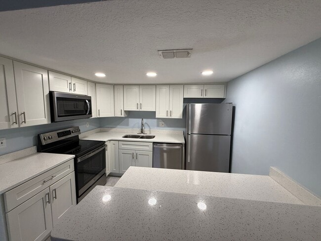 Building Photo - Charming 3 Bedroom 2 Bath Condo in Heart of Winter Springs