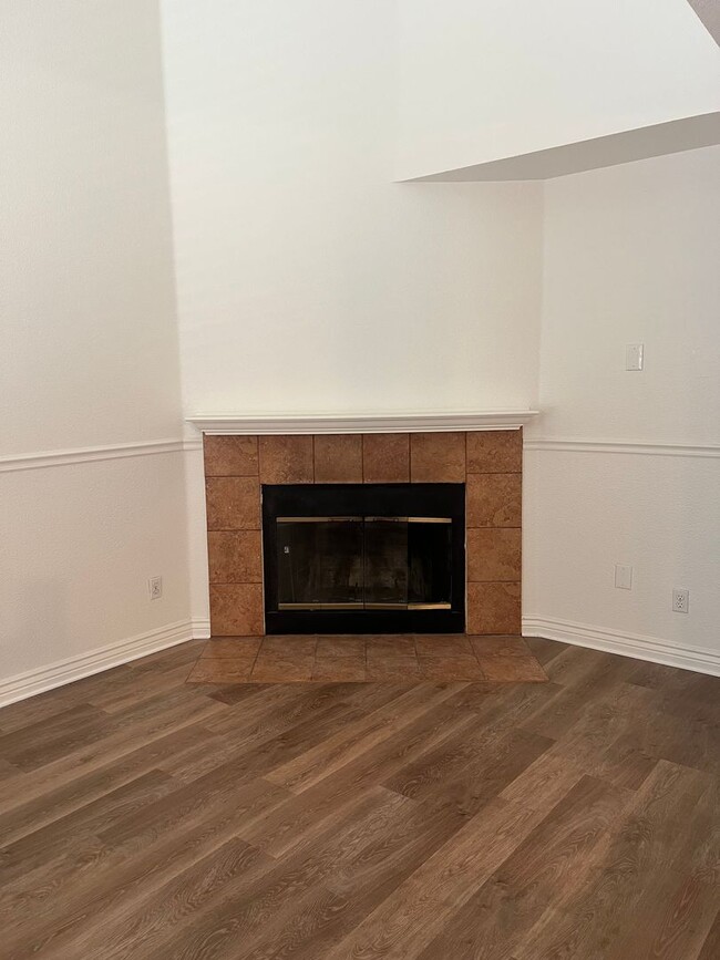 Foto del edificio - NICE 3 BEDROOM, 2.5 TOWNHOUSE W/ 2 CAR GAR...