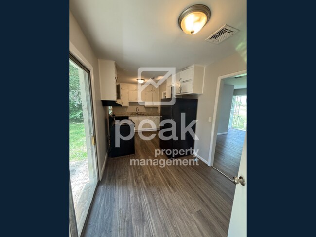 Foto del edificio - $1,275! 3Bed/ 1.5 Bath House! Located just...