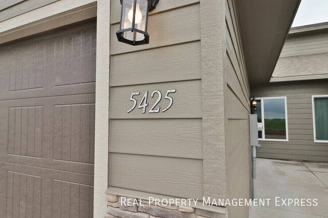 Foto del edificio - 3 Bedroom Luxury Townhome with 2-Stall Garage