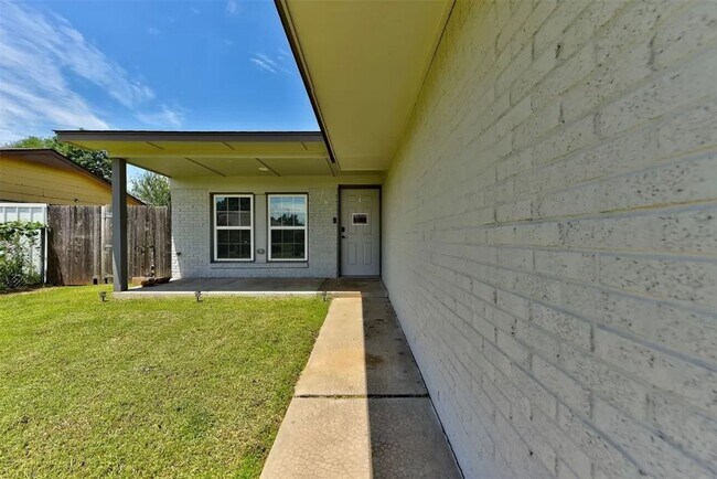 Building Photo - Newly Renovated 3 Bed, 2 Bath Duplex