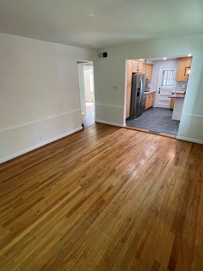 living room - 1062 E Linden Ave