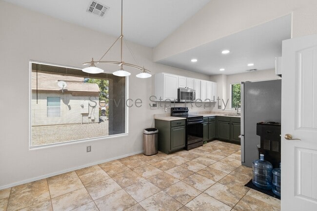 Building Photo - 6010 S 15th Dr