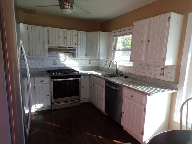 Building Photo - Well maintained cute house with huge fence yard