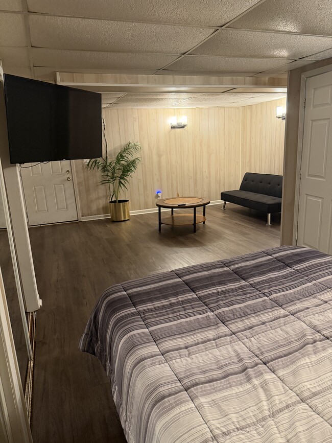 Building Photo - 5565 Hillcrest Dr