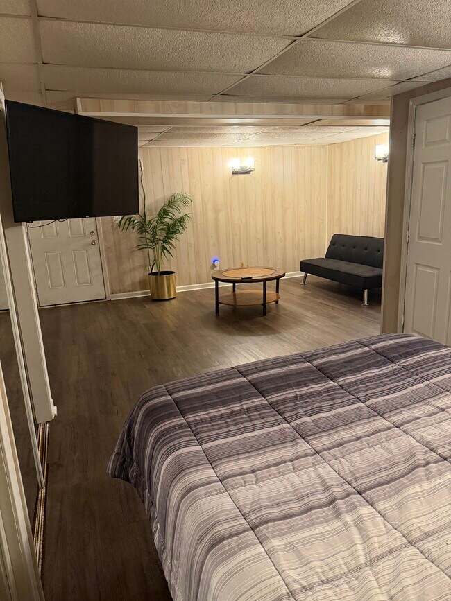 Foto del edificio - 5565 Hillcrest Dr