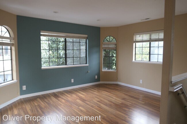 Building Photo - 2 br, 2 bath House - 136 Elm St Apt C