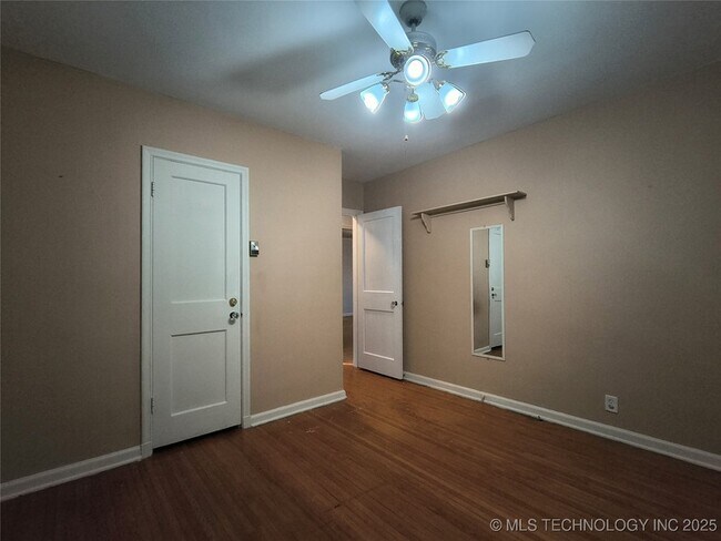 Foto del edificio - 3530 E 23rd St