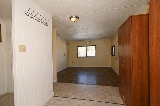 Building Photo - 1428 Iona Rd