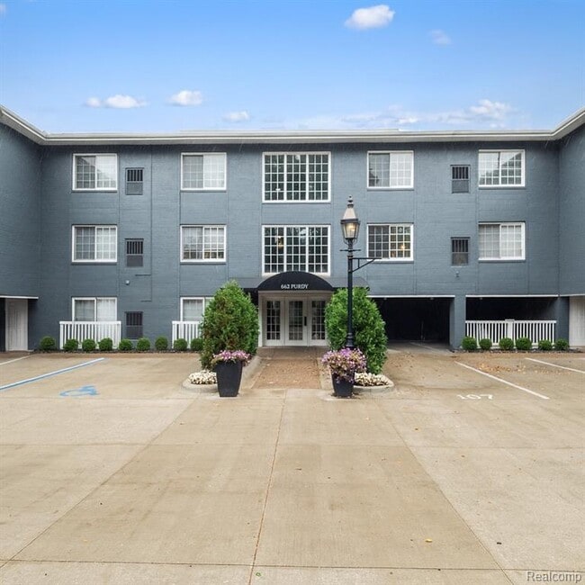 Building Photo - 662 Purdy St