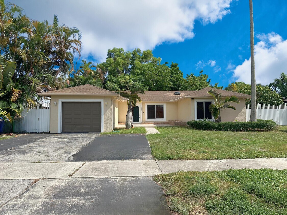 Foto principal - 5884 NW 198th Terrace