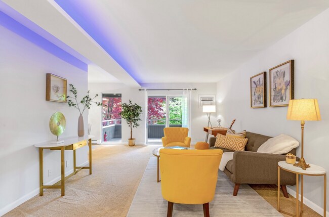 Foto del edificio - Bellevue Square Ground Floor 2 Bedroom Condo with a deck