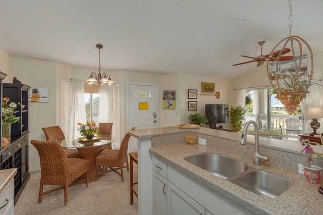 Building Photo - 2 bedroom 2 bath furnished upstairs condo ...