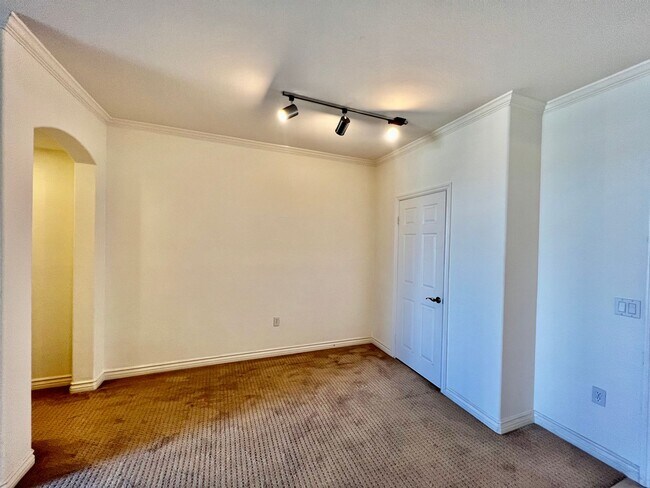 Building Photo - Stunning 2B/2BA Condo w/ Washer/Dryer & Re...