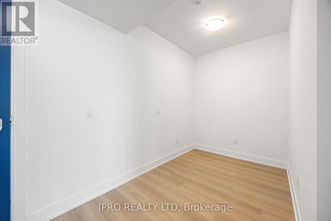 Photo du bâtiment - 2545-2545 Simcoe St N