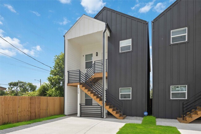 Building Photo - 330 Clearwater St