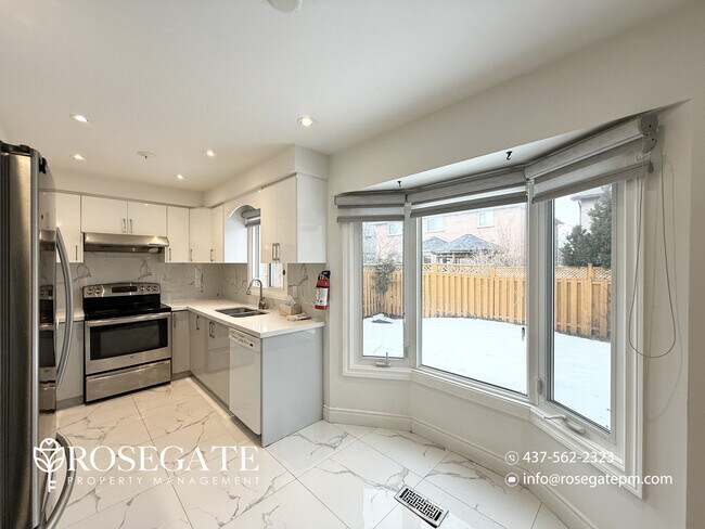 Photo du bâtiment - Spacious 4-Bedroom Detached Home with Garage & 3 Parking in Brampton