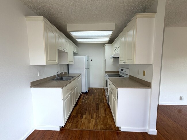 Building Photo - Royal Palm (Waipio) 2 bedroom/1 bath upstairs unit, A/C, Washer/Dryer, 1 parking