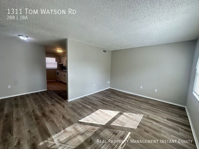 Foto del edificio - 1311 Tom Watson Rd