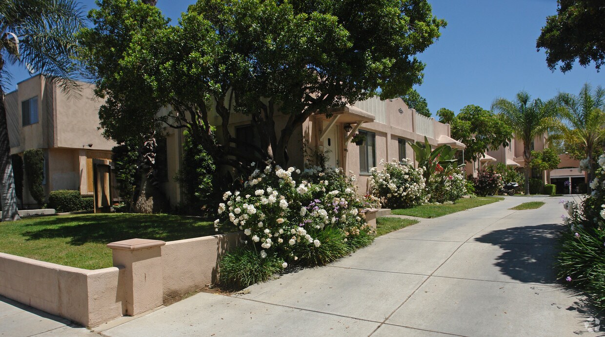 Building Photo - 750 S Marengo Ave