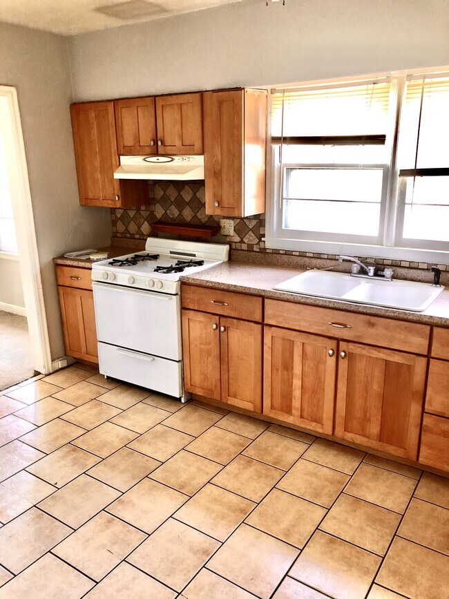 Building Photo - Corner lot 3 bedroom Rambler