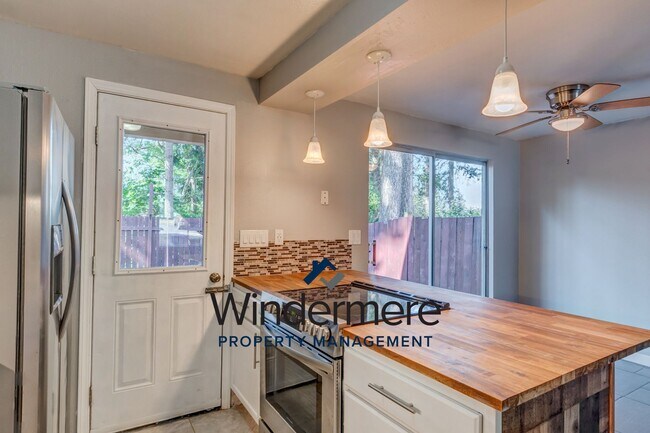 Building Photo - 2 Bed 2 Bath Townhouse