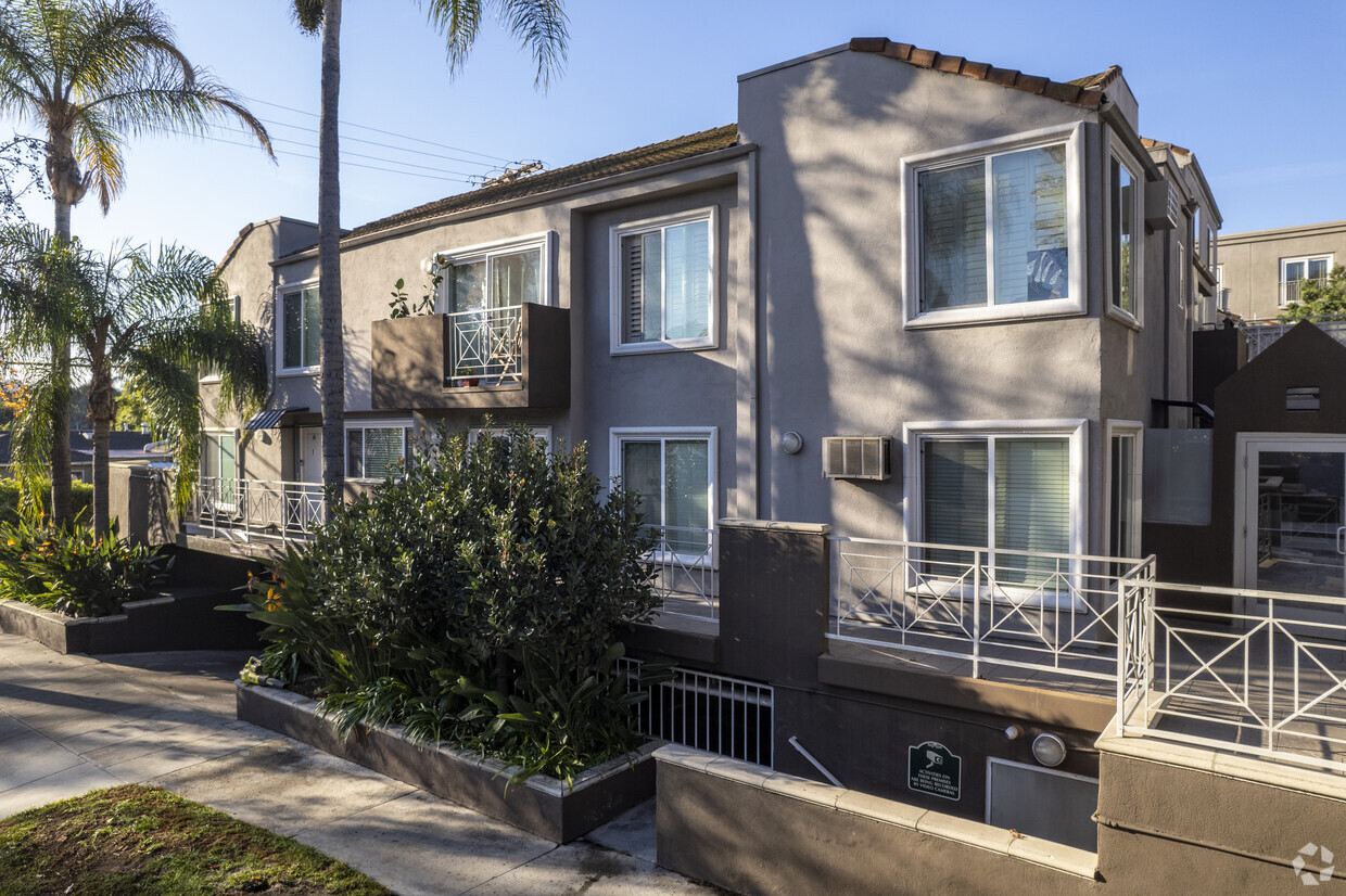 355 N Maple St - Entourage